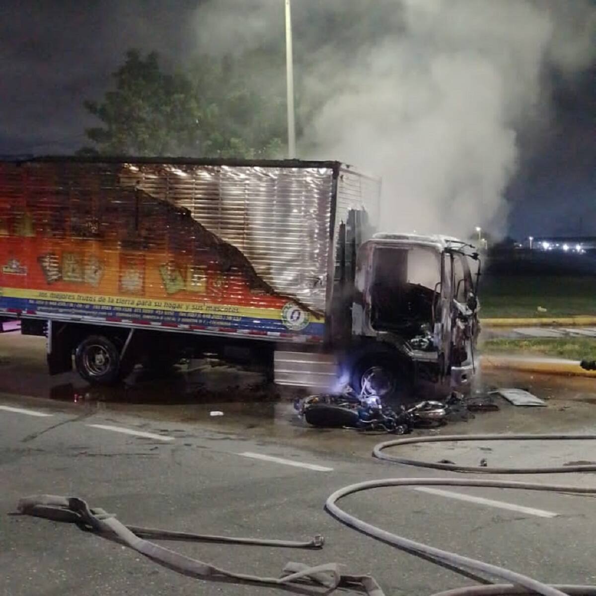 Accidente de tránsito en Galapa deja un muerto: comunidad incineró un vehículo