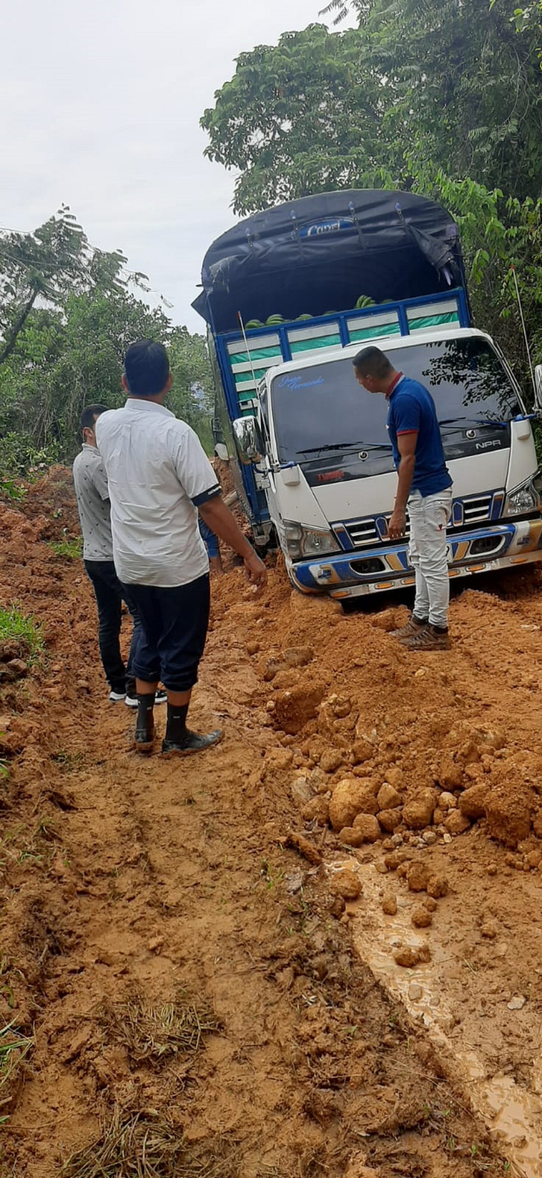 Habitantes de Cunday reclaman arreglo de la vía
