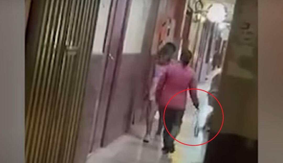 captura de video - Mujer sacó a su hija a punta de correazos