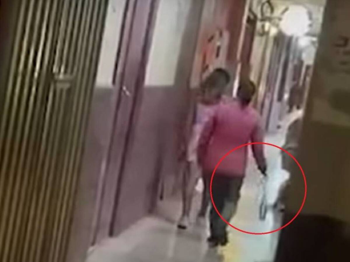 ¿Vergüenza? Mamá sacó a su hija de discoteca "a punta" de correa