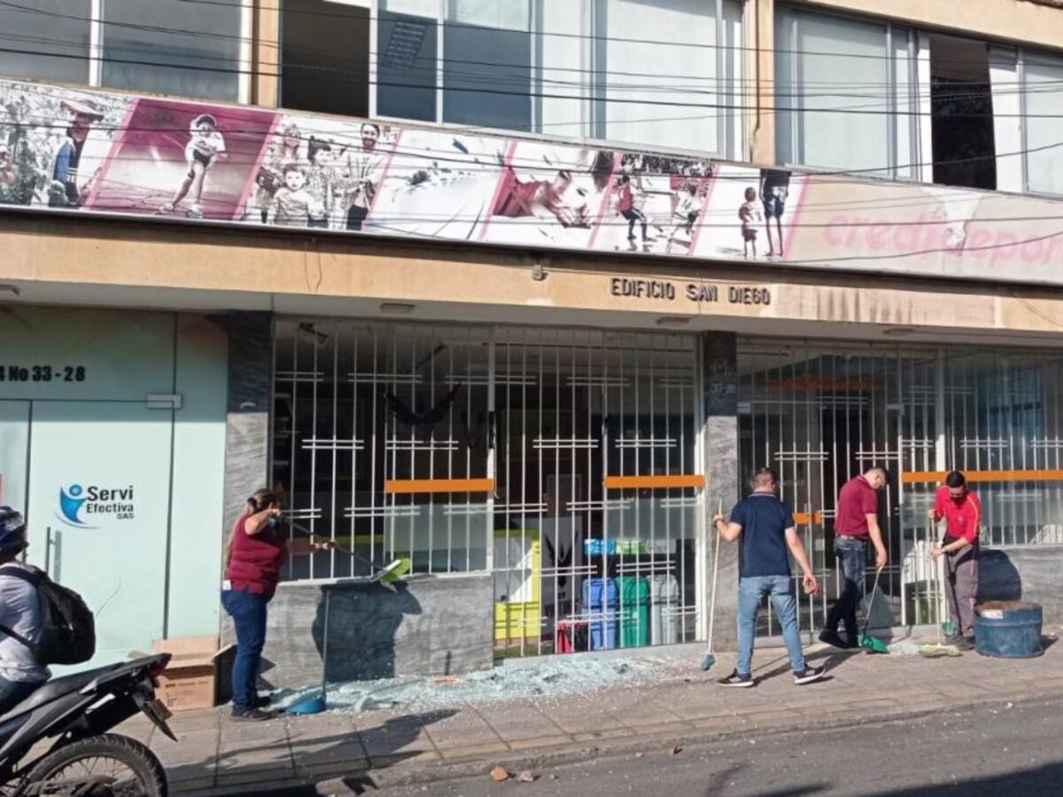 Partieron vidrios de almacén de dueños del Atlético Bucaramanga