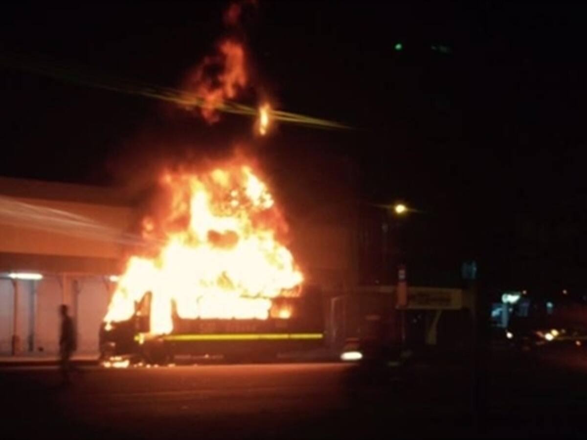 Investigan incendio de bus del SITP en el norte de Bogotá
