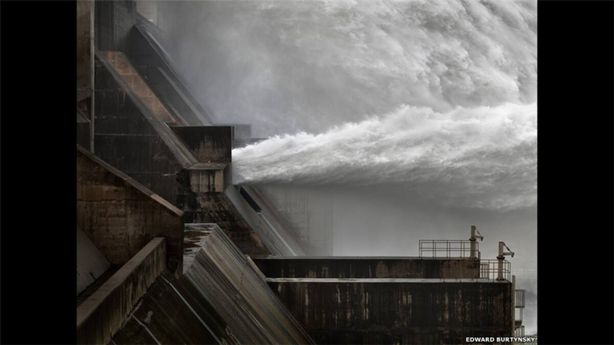 "Nuestra dependencia de la naturaleza para obtener los materiales para nuestro consumo y nuestra preocupación por el benestar del planeta nos pone en una contradicción incómoda", agrega el artista. (Rio Ölfusá #1, Islandia, 2012).