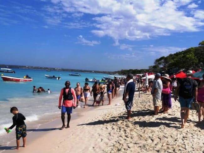 Turistas y colonos piden organizar Playa Blanca