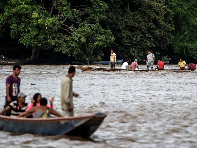 Cruce fronterizo en canoas por el río Arauca entre Colombia y Venezuela.
(Foto: JUAN BARRETO/AFP via Getty Images)