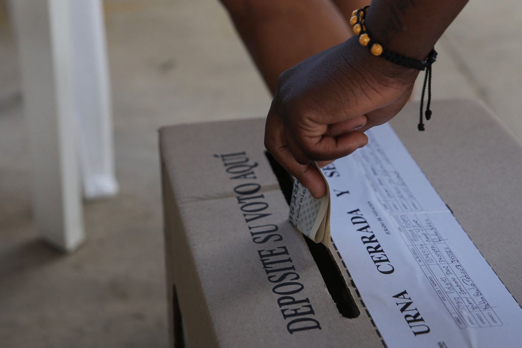 Imagen de referencia de personas votando. Foto: Getty Images.