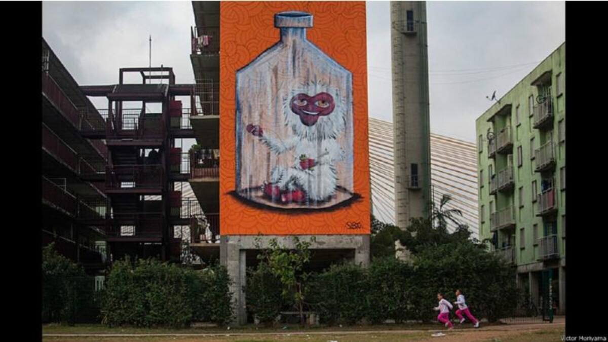 Subtu, el artista detrás de este proyecto estaba entusiasmado con la idea: "Vivo cerca de ahí. Es el lugar ideal, tiene muchos edificios, es una región necesitada y no tiene acceso a la cultura", le dijo a BBC Brasil. Pintó a este lémur con una cometa dentro de una botella, para reflejar los obstáculos que la gente enfrenta aquí cuando intenta divertirse.