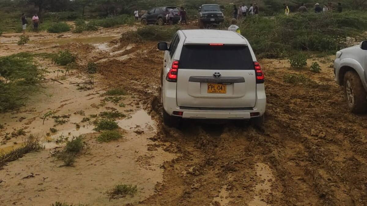 Vehículos y turistas, atrapados por mal estado del terreno en la Alta Guajira