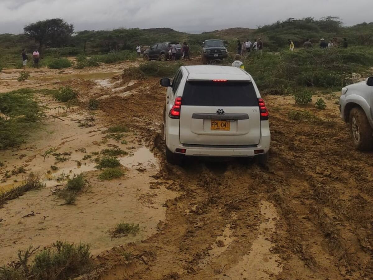 Vehículos y turistas, atrapados por mal estado del terreno en la Alta Guajira