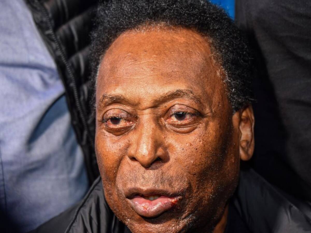 Pelé reaparece sonriente durante una sesión de fisioterapia en el hospital