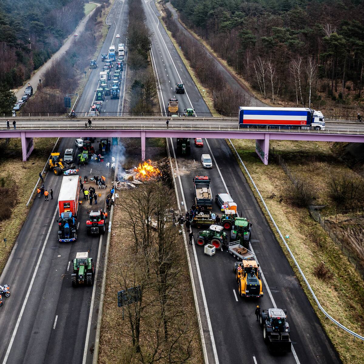 Agricultores neerlandeses bloquean carreteras en protesta