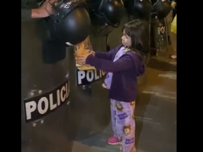 ¡Gran ejemplo! El emotivo gesto de niña con policías en el paro