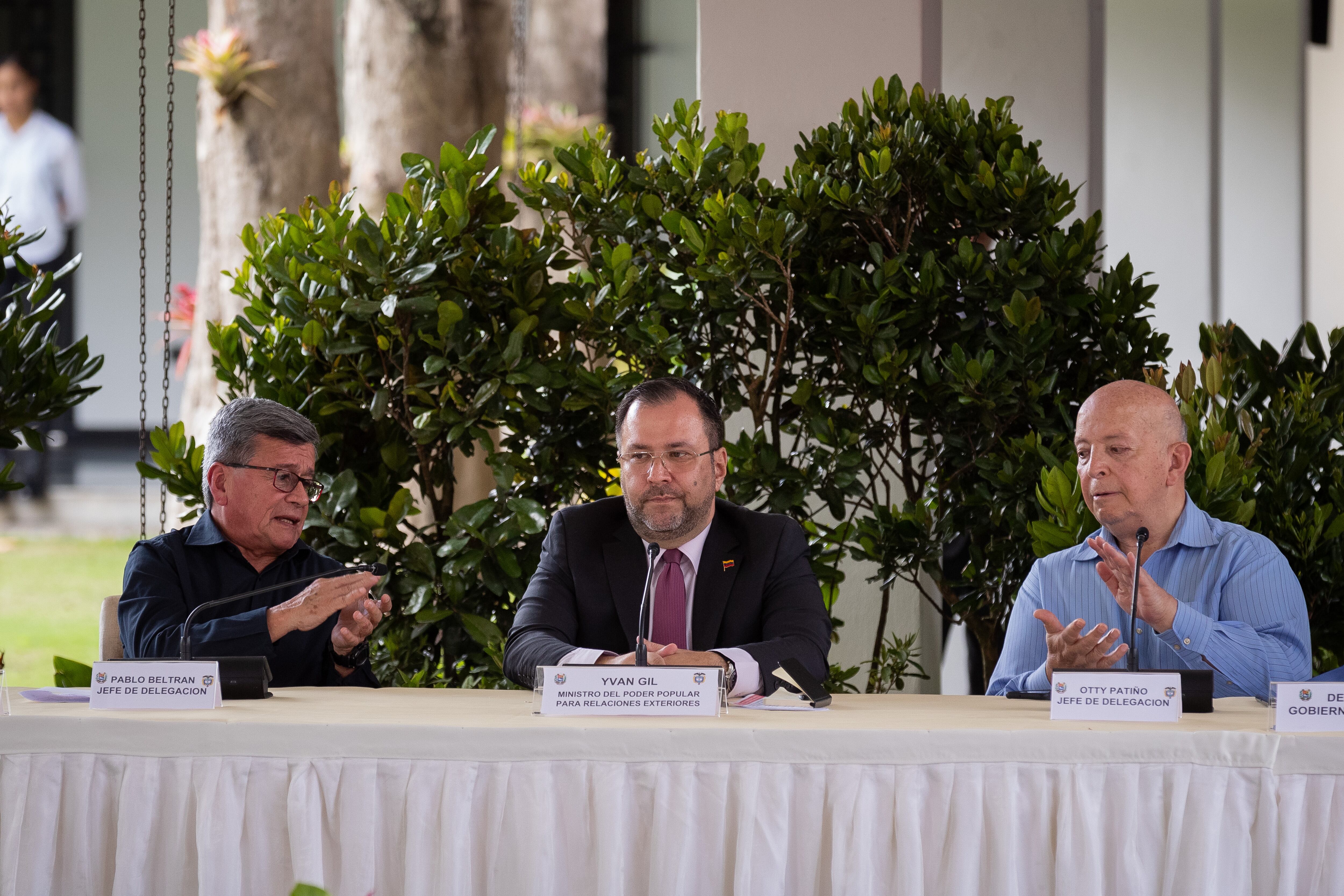 El jefe de la delegación del ELN Pablo Betrán (i), el canciller de Venezuela Iván Gil (c) y el jefe de la delegación del Gobierno de Colombia, Otty Patiño, participan en el cierre del cuarto ciclo de diálogos de paz entre el Gobierno de Colombia y el Ejercito de Liberación Nacional (ELN). EFE/ Rayner Peña R