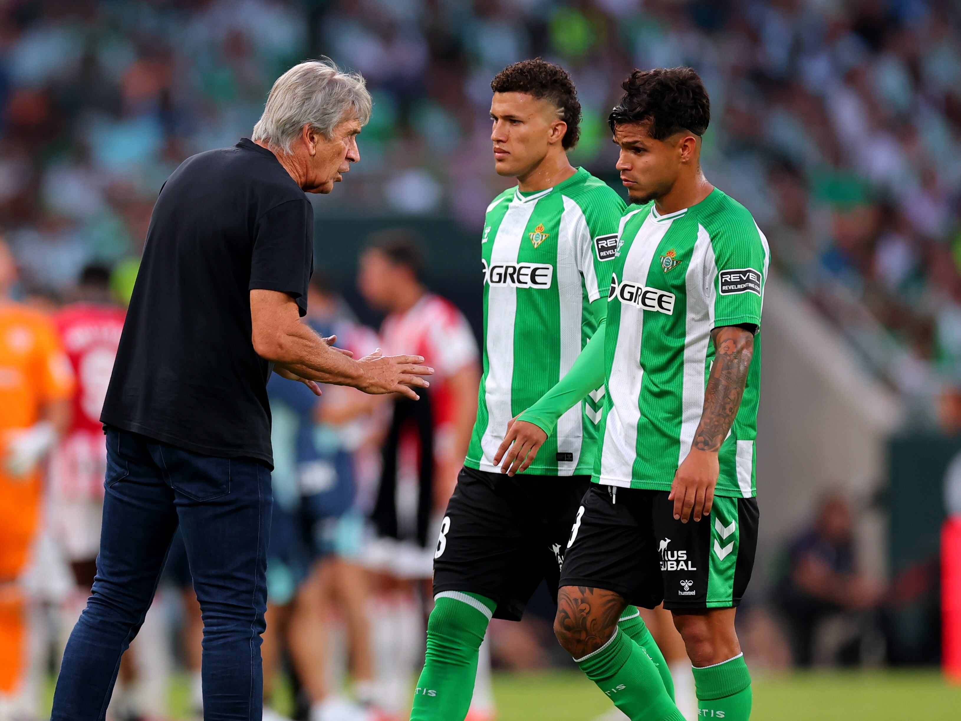 Nelson Deossa y Juan Camilo Hernández, jugadores colombianos del Real Betis. (Photo by Fran Santiago/Getty Images)