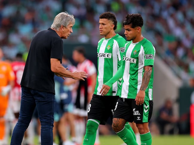 Nelson Deossa y Juan Camilo Hernández, jugadores colombianos del Real Betis. (Photo by Fran Santiago/Getty Images)