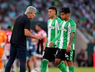 Nelson Deossa y Juan Camilo Hernández, jugadores colombianos del Real Betis. (Photo by Fran Santiago/Getty Images)