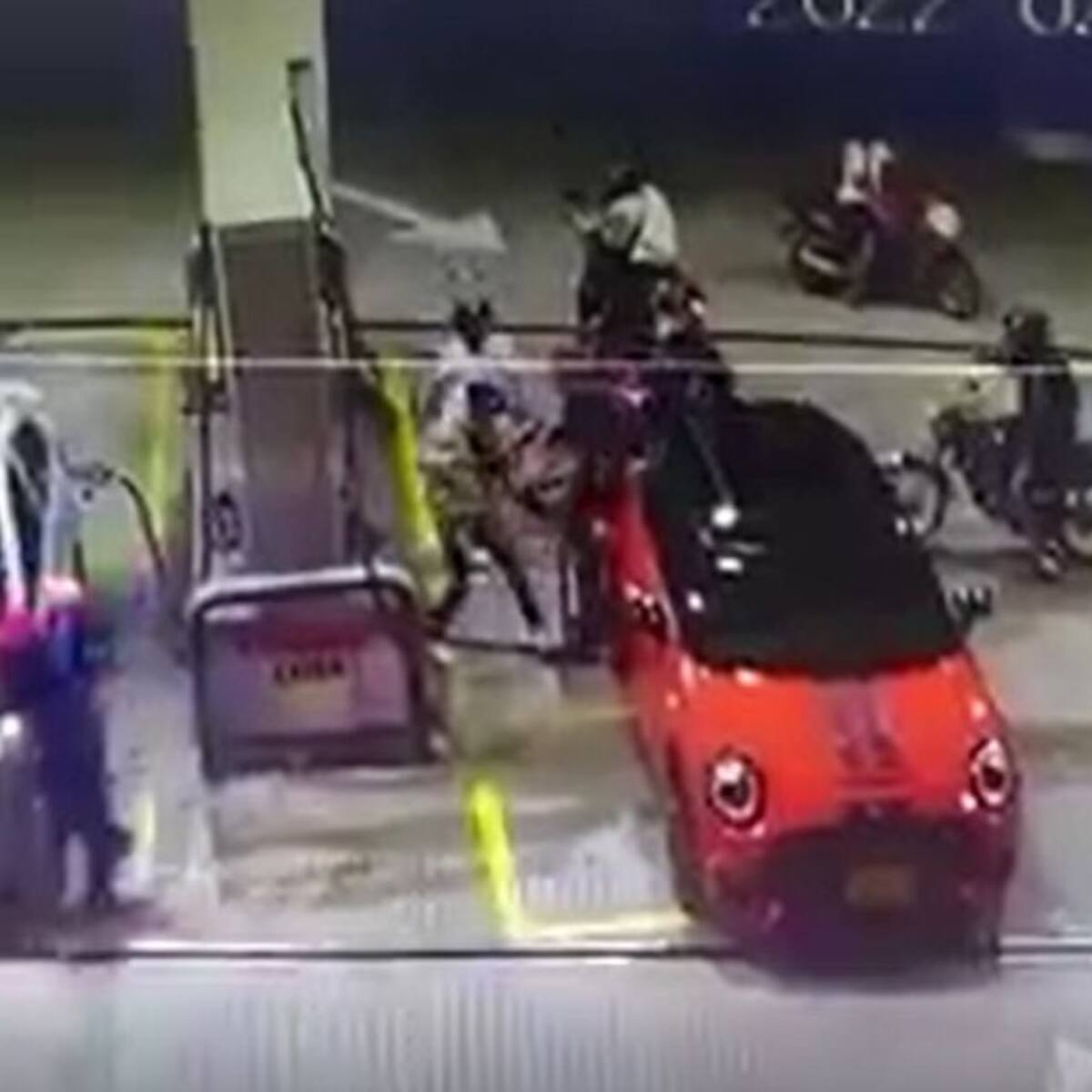 VIDEO: En manada atracaron hombre que estaba en una estación de servicio
