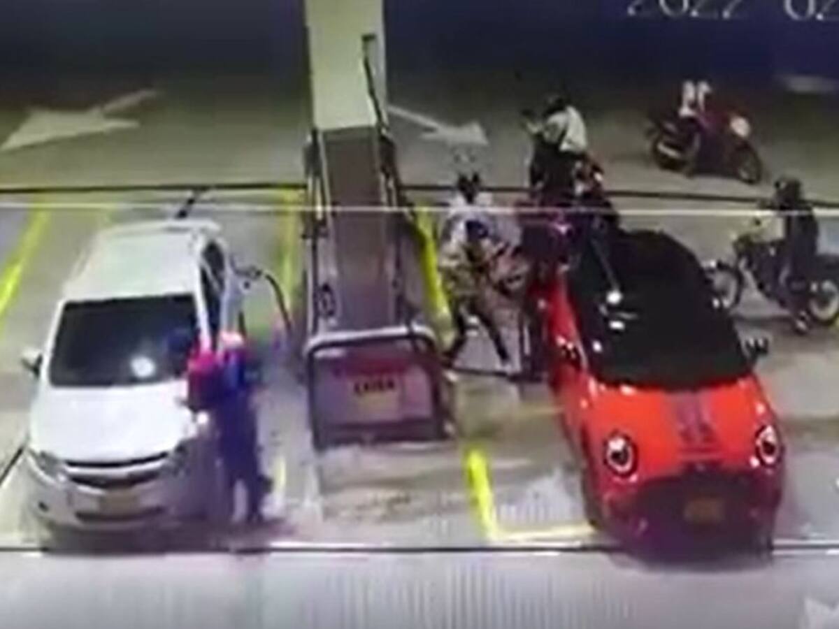 VIDEO: En manada atracaron hombre que estaba en una estación de servicio