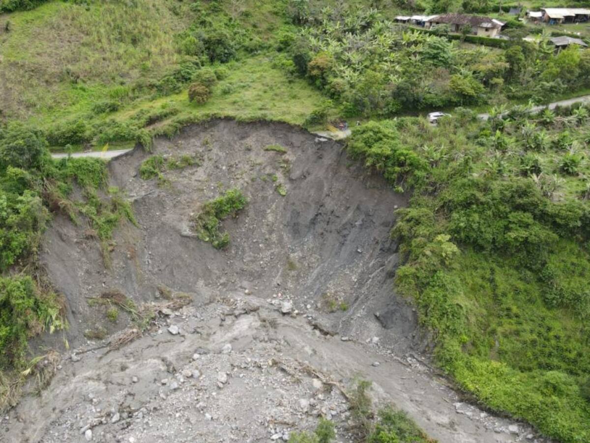 Avalancha destruyó tramo de una vía nacional en el sur del Cauca