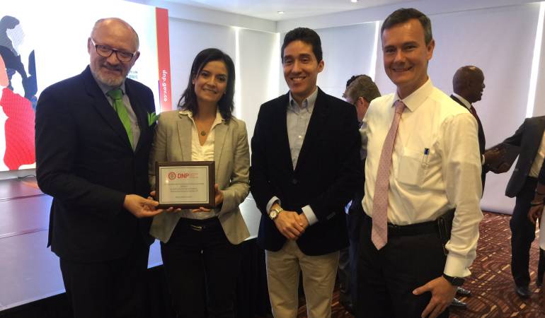 Lina María Ramírez, presidente de la Cámara de Comercio de Manizales y Ricardo Gallo, secretario de las TIC y Competitividad, recibieron el reconocimiento