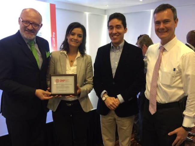 Lina María Ramírez, presidente de la Cámara de Comercio de Manizales y Ricardo Gallo, secretario de las TIC y Competitividad, recibieron el reconocimiento