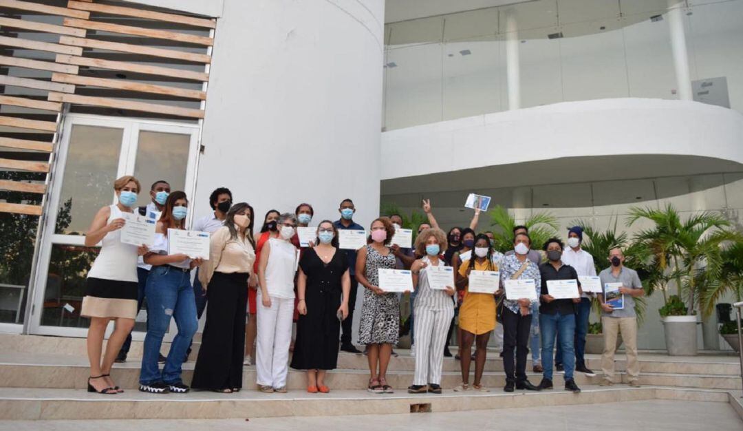 En total fueron 43 artistas y emprendedores cartageneros quienes recibieron el certificado del diplomado