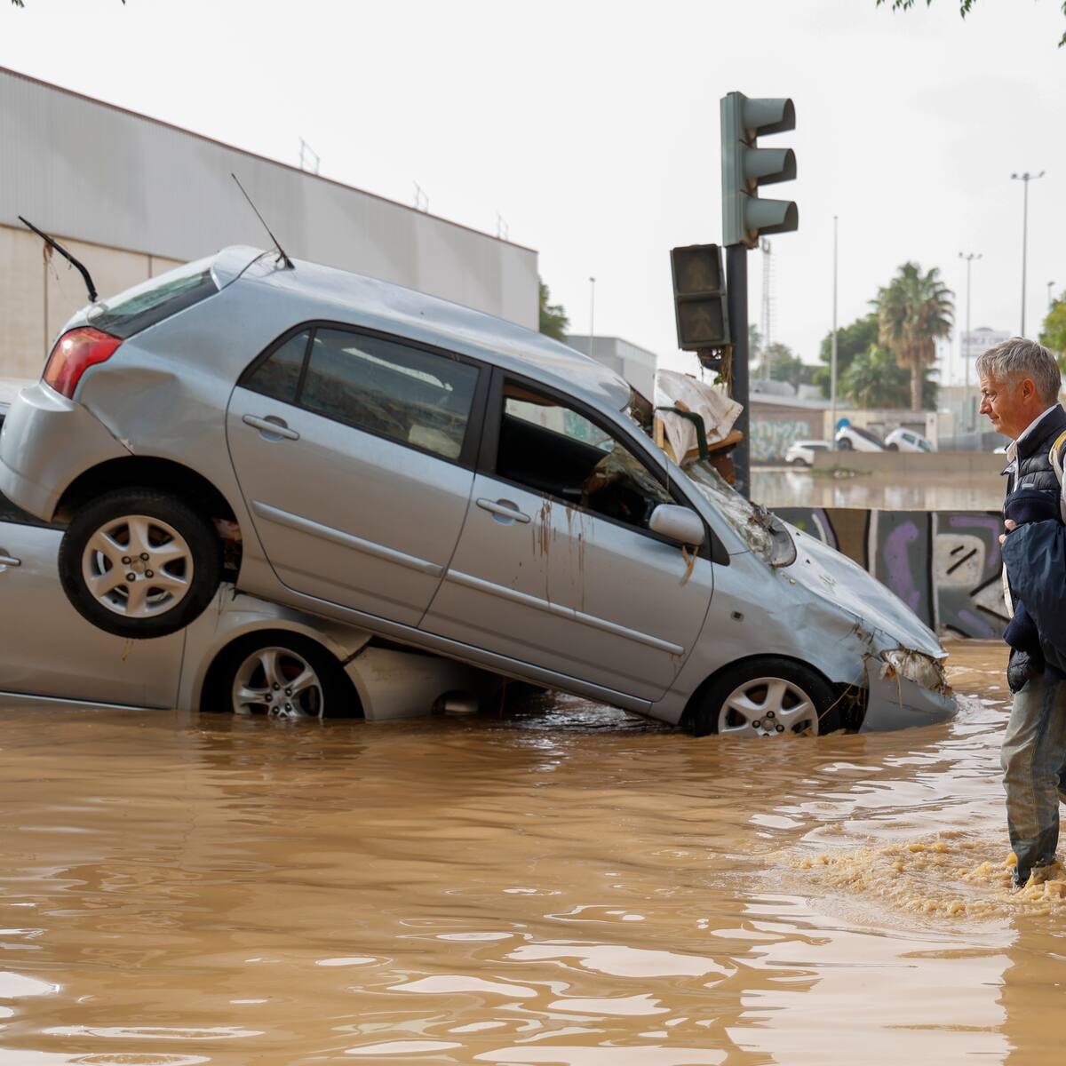Personas en Valencia, España, están durmiendo en techos de casas tras fuertes inundaciones