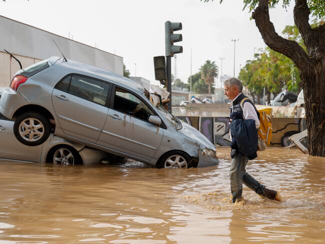 Personas en Valencia, España, están durmiendo en techos de casas tras fuertes inundaciones
