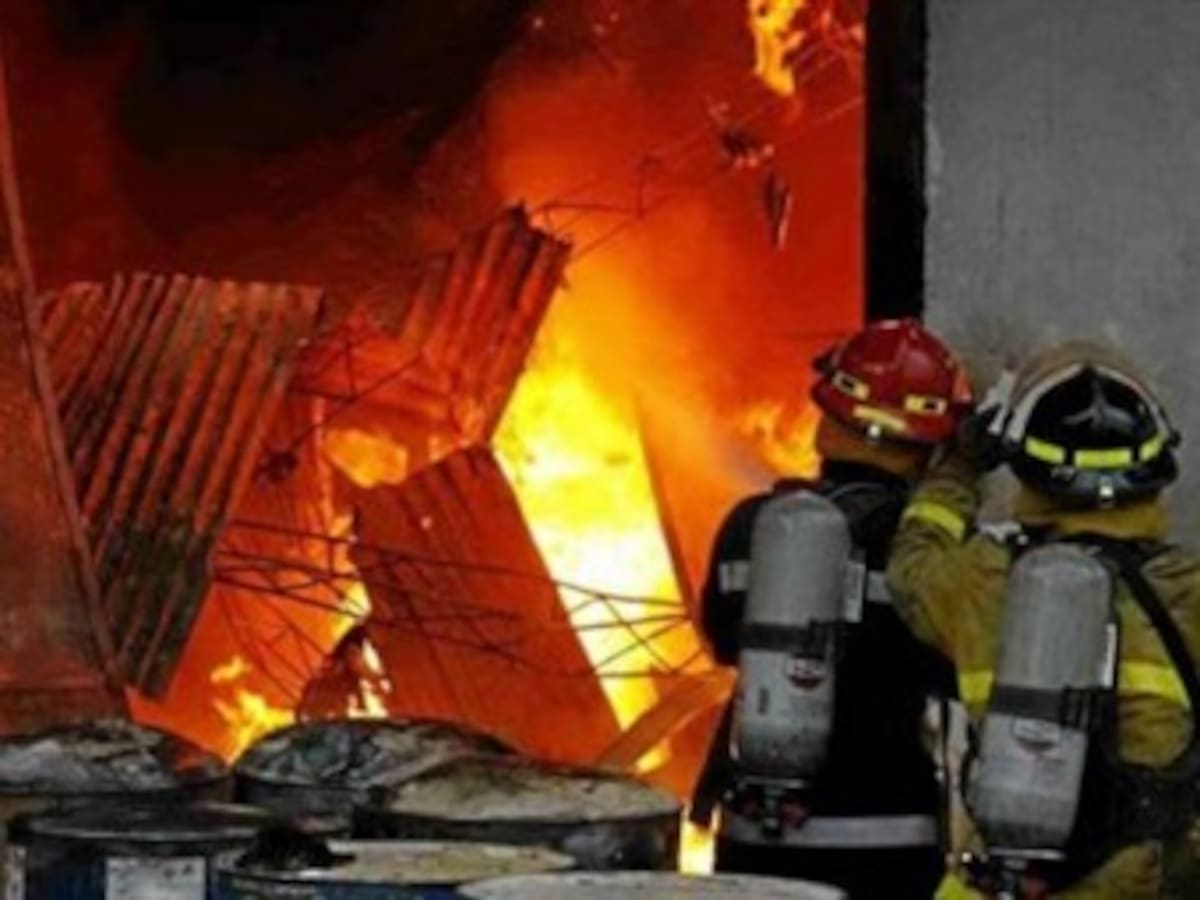 Corto circuito habría causado el incendio que consumió una iglesia cristiana en el occidente de Bogotá