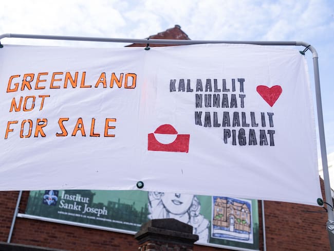 Protestas en Dinamarca contra Donald Trump. El cartel dice "Groenlandia no está a la venta. Groenlandia pertenece a los groenlandeses".
(Foto: Kristian Tuxen Ladegaard Berg/SOPA Images/LightRocket via Getty Images)