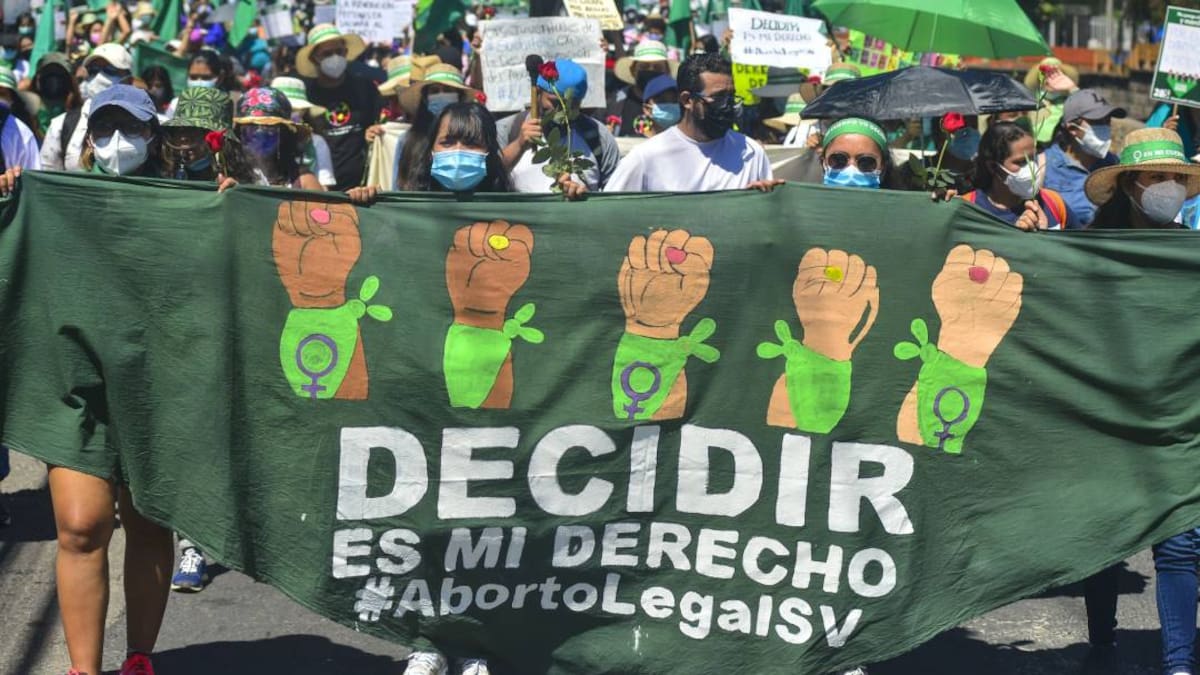 Mujer fue condenada a 30 años de prisión por aborto involuntario en El Salvador