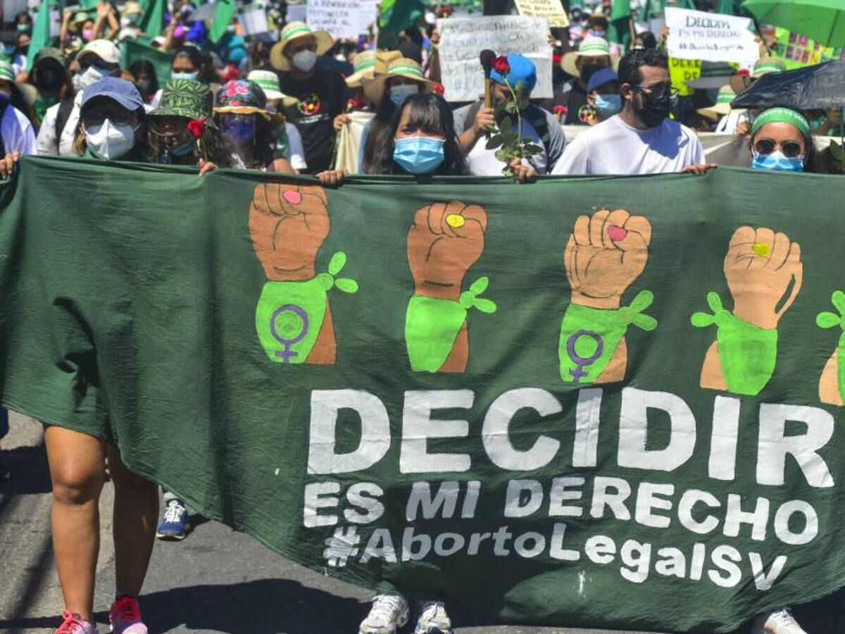 Mujer fue condenada a 30 años de prisión por aborto involuntario en El Salvador