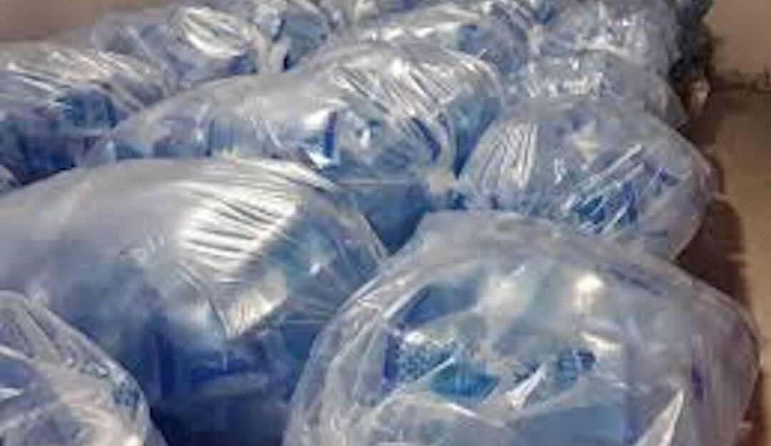 Pacas de agua . Imagen de referencia