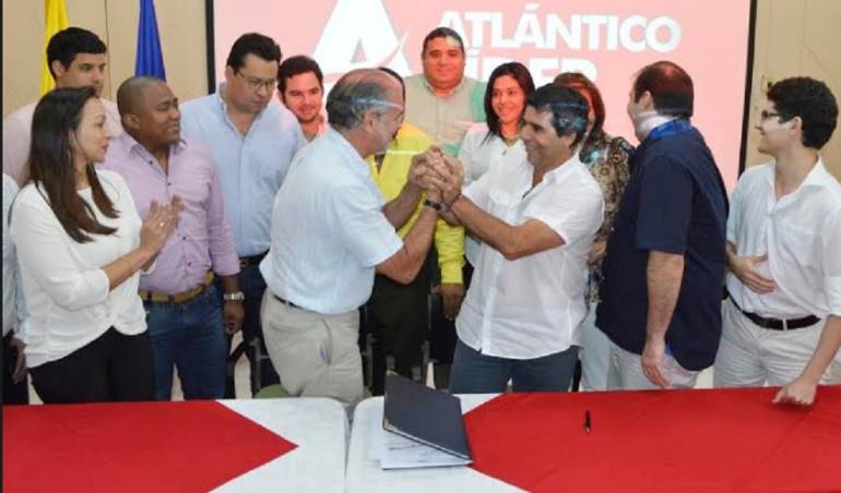 El gobernador Verano y el alcalde Char, acompañados de diputados y concejales tras firma de los proyectos.