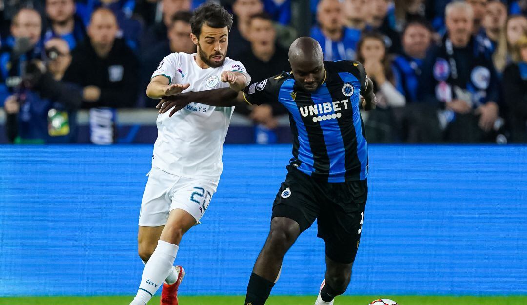 Éder Álvarez Balanta protege un balón ante la presión de Bernardo Silva.