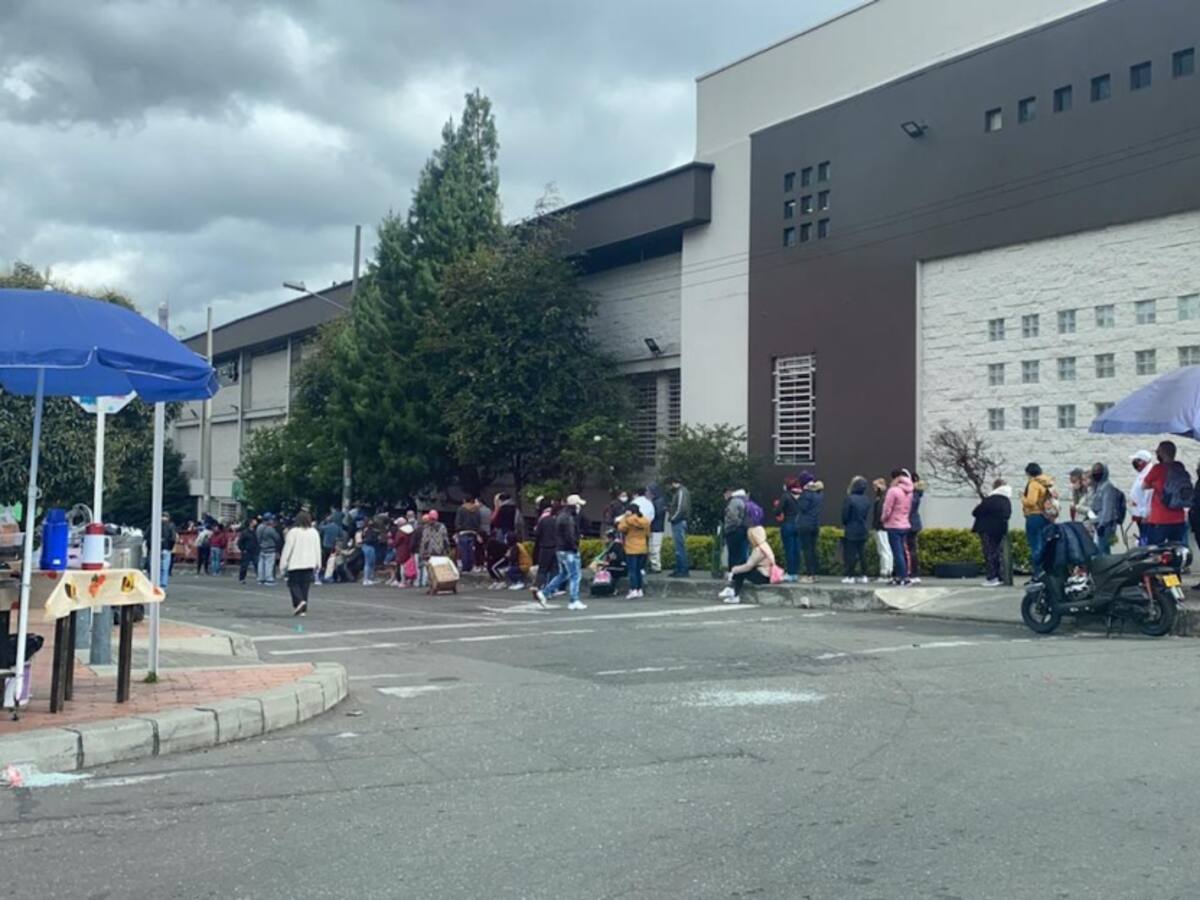 Largas filas para reclamar bonos de alimentos