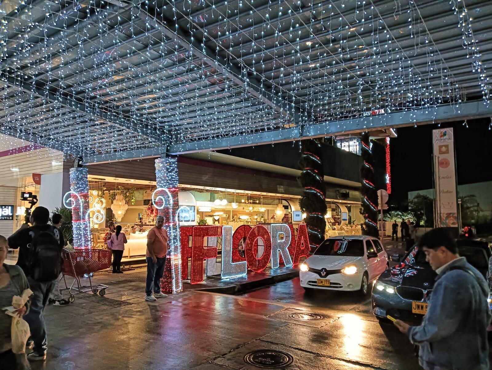Alumbrado navideño en el centro comercial Plaza Flora de Armenia. Foto: Adrián Trejos
