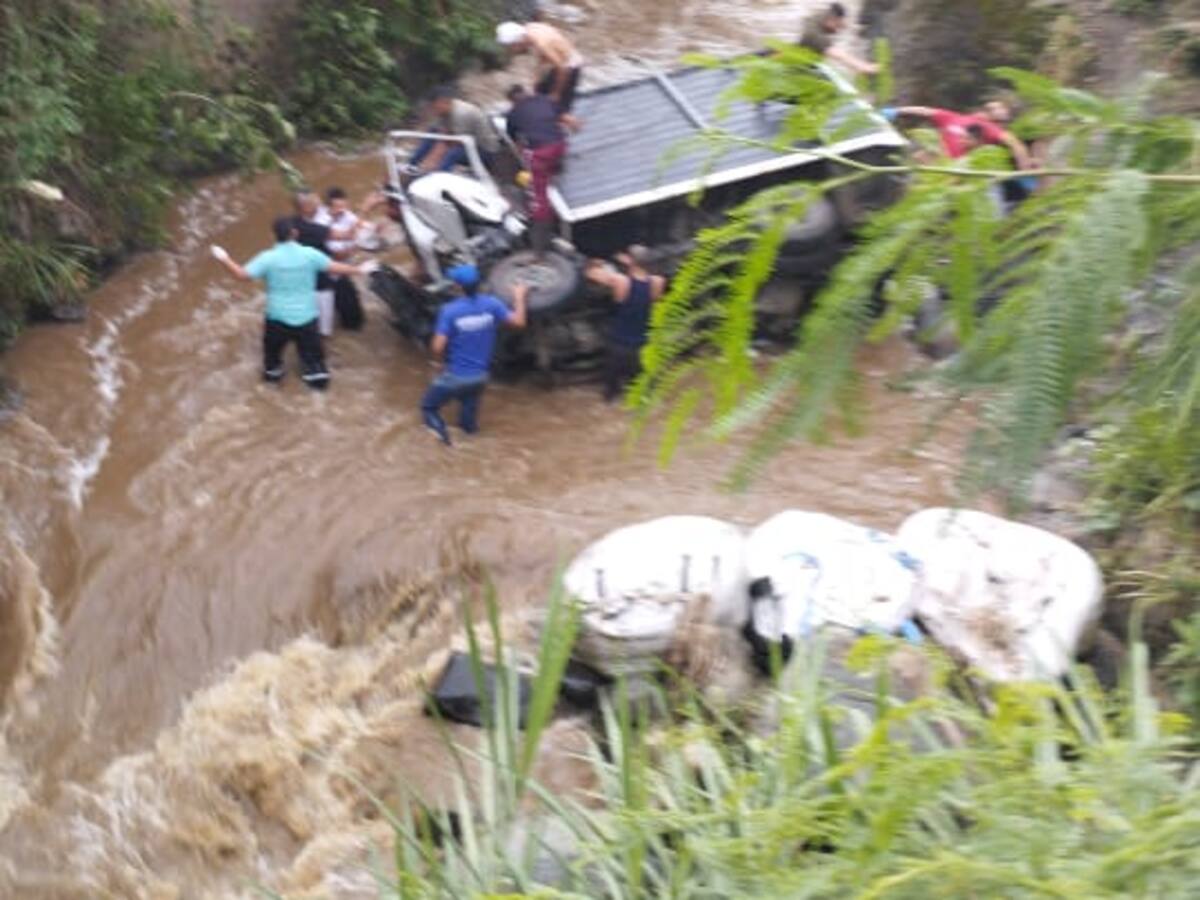 Vehículo que quedó sin frenos dejó tres personas lesionadas