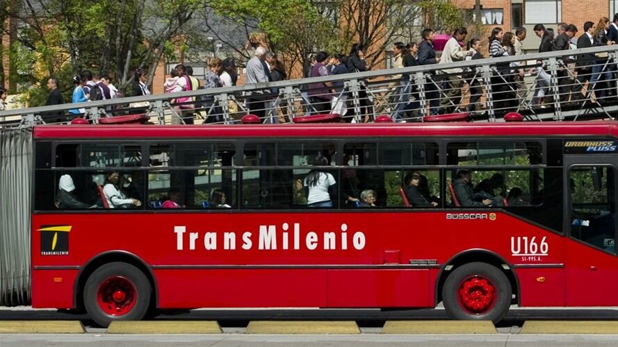 Otro bus de Transmilenio se varó sobre la Autopista Norte. Foto: Getty Images - Imagen de referencia