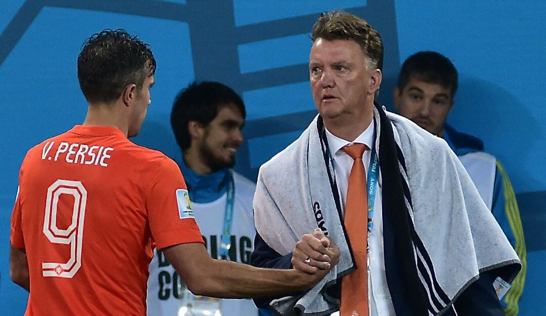 Robin van Persie y Louis van Gaal durante un partido del Mundial Brasil 2014.