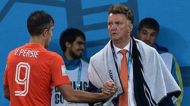 Robin van Persie y Louis van Gaal durante un partido del Mundial Brasil 2014.