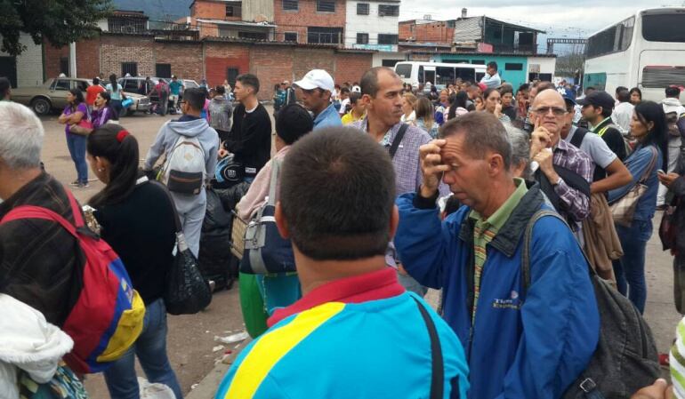 Pasajeros en la terminal de transportes en San Cristóbal en el Táchira