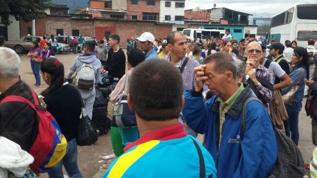 Pasajeros en la terminal de transportes en San Cristóbal en el Táchira