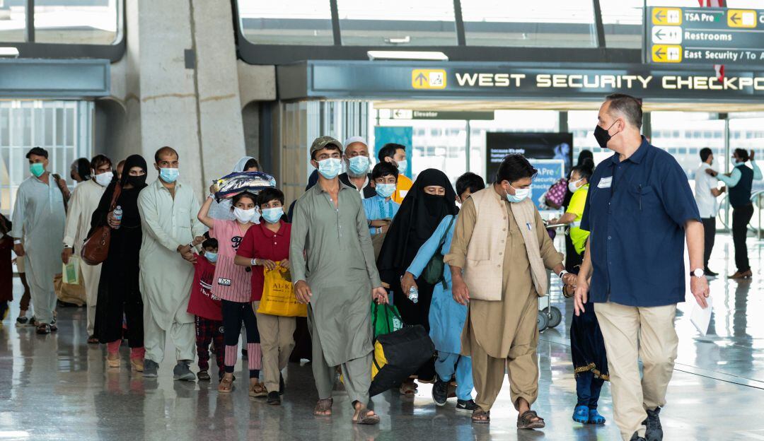 Evacuados afganos llegan de Kabul al Aeropuerto Internacional Dulles, en Virginia.