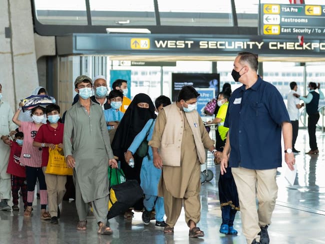 Evacuados afganos llegan de Kabul al Aeropuerto Internacional Dulles, en Virginia.