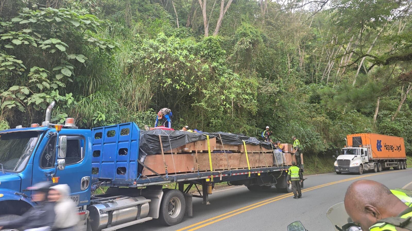 Personas viajando como polizones en un camión de carga. Foto: Policía Antioquia.