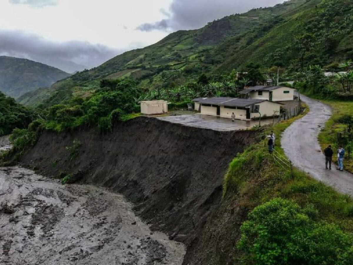 Una escuela está a punto de ser arrasada por un río en el sur del Cauca