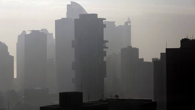 AME842. PANAMÁ (PANAMÁ), 19/01/2024.- Fotografía de la espesa nube que cubre parte de la ciudad debido a un incendio, hoy, en la ciudad de Panamá (Panamá). Una parte de la ciudad de Panamá amaneció este viernes cubierta por una espesa nube tóxica debido a un nuevo incendio en Cerro Patacón, el mayor vertedero del país y considerado un desastre ambiental. El fuego comenzó a finales de la tarde del jueves y se propagó con rapidez por los fuertes vientos, que sin embargo han amainado en las últimas horas, por lo que el incendio se ha controlado en un 50 %, según el cuerpo de bomberos. EFE/ Carlos Lemos