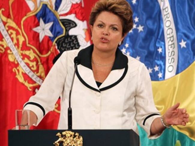 Dilma Rousseff llega a Brasil y visita a los heridos del incendio en discoteca