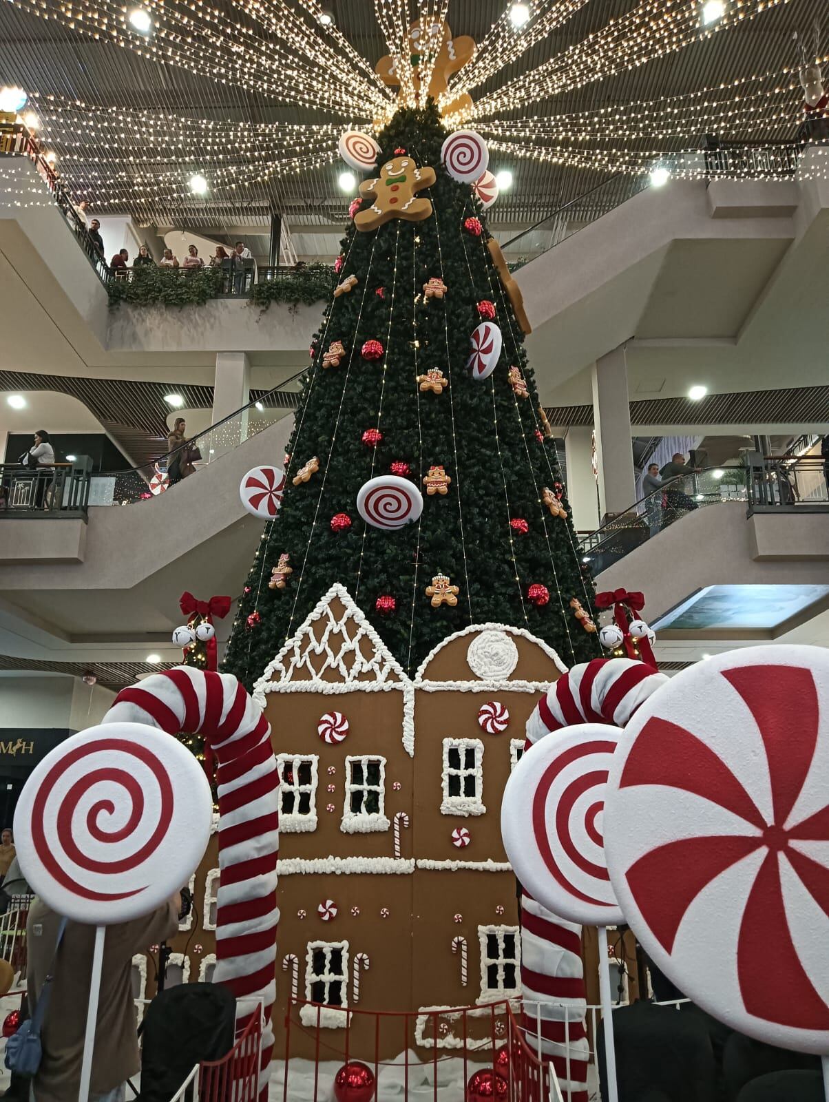 Gigante y hermoso árbol de navidad en el centro comercial Portal del Quindío. Foto: Adrián Trejos